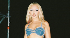 Alexandra Stan, show pe litoral. A îmbrăcat un costum de baie minuscul și a pozat senzual la malul mării