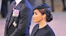 Meghan Markle, reverență regală în fața sicriului reginei. Soția Prințului Harry, lăudată de britanici