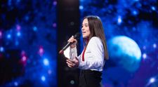 Românii au talent, 8 martie. La 13 ani, Aniela Ravineală a oferit un moment savuros de stand-up, iar Mihai Bobonete a îmbrățișat-o: „Ai un mare DA, cel mai mare din sezonul ăsta!”