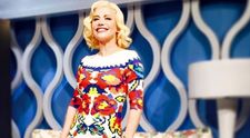 Loredana a impresionat intr-o rochie cu imprimeu traditional romanesc. Afla cum poti castiga si tu aceasta creatie (P)
