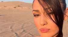 „Wow,ești adorabilă și dulce foc”. Alina Eremia i-a dat pe spate pe admiratorii săi. Vedeta și-a etalat formele perfecte într-un costum de baie alb