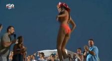 Sanziana Buruiana a facut striptease pe masa! Vezi ce a iesit :) VIDEO