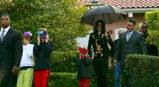 Motivul bizar pentru care Michael Jackson le arunca dulciurile de Halloween copiilor săi. De ce se temea superstarul