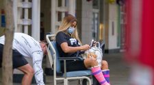 Katie Price iese în evidență chiar și cu ambele picioare rupte. Cât costă scaunul cu rotile pe care îl folosește