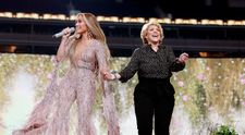 Wow, ce mișcări de dans are mama lui Jennifer Lopez! Guadalupe face 80 de ani în decembrie, dar debordează de energie: „E unică. O iubim!” VIDEO