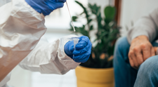 Un bărbat a fost diagnosticat cu Covid-19, variola maimuței și HIV în același timp. Ce spun medicii