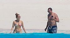 Jennifer Lopez, apariție spectaculoasă la plajă. Cum arată vedeta de 51 de ani în costum de baie