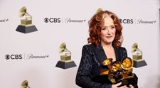Cine este Bonnie Raitt, cântăreața de 73 de ani care le-a eclipsat pe Beyonce, Adele și Taylor Swift la Premiile Grammy 2023