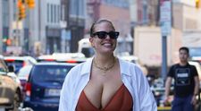 Alăptează gemeni, iar bustul ei și-a triplat volumul. Cum a fost surprinsă Ashley Graham pe străzile din New York