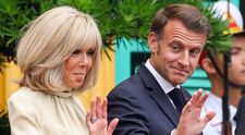 De ce pare că Brigitte Macron  l-a pocnit în nas pe Emmanuel Macron. Un martor aflat în avionul prezidențial povestește ce s-a întâmplat în realitate