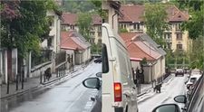Un urs, văzut în timp ce aleargă pe străzile din Brașov, foarte aproape de Biserica Neagră! Ce a surprins un trecător pe cameră