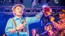 Suma fabuloasă cu care s-a vândut halba de bere din care a băut Ed Sheeran la Oktoberfest-ul de la Frankfurt