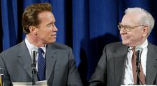 Cum a ajuns Arnold Schwarzenegger miliardar. Sfatul primit de la celebrul investitor Warren Buffett i-a schimbat viața