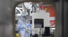 COVID-19, scăpat dintr-un laborator dubios din Wuhan. Oamenii, infectați cu mult înainte să se anunțe pandemia. Ce alianță s-a făcut pentru mușamalizarea adevărului