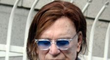 După ce a fost surprins slăbit și chel, Mickey Rourke a apărut acum cu o perucă roșcată, cu păr lung. Pare cu 20 ani mai tânăr