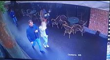 Imagini incredibile cu momentul în care patronul Jean Sasu a fost înjunghiat în fața cafenelei sale!