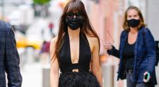 Dakota Johnson, apariție fascinantă pe străzile din New York. Ținuta îndrăzneață care a atras toate privirile