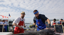 Proba Masterchef pe malul mării începe. Concurenții gătesc pește cu sos, supă și prăjituri sau plăcinte. ”Apreciez că am un loc de muncă în echipa lui Petre, că altfel era șomer”