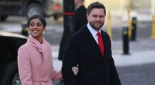 JD Vance, la un pas de divorț? Soția lui a fost surprinsă fără verighetă. Explicațiile oferite: Usha este o mamă a 3 copii mici, care spală multe vase, face multe băi