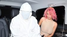 După o pauză binevenită, Kanye West și Bianca Censori și-au reluat aparițiile ridicole. Ținutele bizare cu care au apărut de data asta