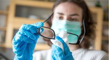 Cercetătorii au analizat dacă cei care poartă ochelari iau mai repede sau mai greu noul coronavirus! Rezultatele surprind
