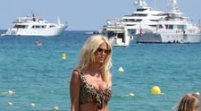 Femeia care refuză să îmbătrânească: are 45 de ani, dar are fizic de model. Cum arată în costum de baie