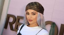 Pare o pereche obișnuită de blugi, dar adevărul este altul. Cât valorează pantalonii pe care i-a purtat Kylie Jenner