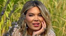 Gina Pistol face furori în rochie lila mulată. Look seducător pe coperta unei reviste