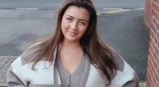 Cine este și cum arată femeia cu cel mai mare bust din Marea Britanie. Tânăra de 30 de ani vrea să își facă operație de micșorare mamară: „Mă simt privită când alerg”