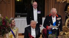 Balotine de pui învelite în dovlecei, sorbet de zmeură și coniac din 1912: cum a arătat cina regală pentru vizita președintelui american Donald Trump