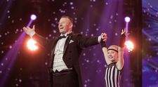 Românii au talent 2025, 7 februarie. Tată și fiică, Danylo și Karolina Strakhov au realizat un spectacol de acrobație formidabil. Andra: „A fost un moment extraordinar de frumos, mi s-a dus la suflet toată povestea voastră”