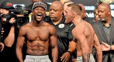 VIDEO Asta înseamnă să fii mafiot: Floyd Mayweather a aruncat cu bani într-un club de noapte