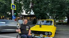 Un român în scaun rulant participă la competiții auto cu o Dacia 1300, mașină care nu se mai fabrică de 38 de ani