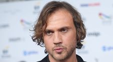 A emoționat o lume întreagă cu rolul din „Miracol în celula 7”. Aras Bulut Iynemli aduce Turciei un premiu Emmy pentru serialul „Deha”