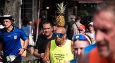 La 71 de ani, a alergat 42 de km cu un ananas pe cap și nu l-a scapăt nici măcar o dată! Maratonistul care face senzație la competițiile din toată lumea