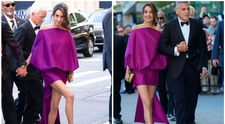 A renunțat la vintage și a ales o ținută Balenciaga, proaspăt prezentată pe podium. Amal Clooney a atras toate privirile cu rochia magenta