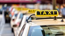 Persoanele cu dizabilitati din Cluj, transportate gratuit cu un TAXI special. Tinerii care au pus bazele proiectului