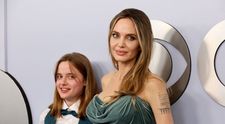 Angelina Jolie, apariție fermecătoare pe covorul roșu, alături de fiica Vivienne. Îmbrăcată într-o rochie cu decolteu, actrița a lăsat la vedere noul tatuaj