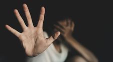 O româncă a fost sechestrată pe balcon de către iubit! Bărbatul a plecat la bar