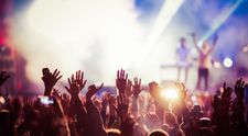 O fată a reușit să-și găsească prietena dispărută cu ajutorul oamenilor din public, la un concert Sam Fender
