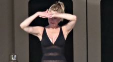 La 60 de ani face senzatie in costum de baie. Melanie Griffith surprinde din nou cu silueta sa