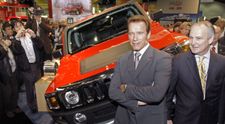 Terminatorul eco. Arnold Schwarzenegger conduce primul Hummer electric din lume