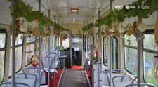PAȘTE 2026: Cum circulă „Tramvaiul Iepurașului” din București. Copiii, însoțiți de părinți sau bunici, primesc cadouri