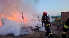 Un bebeluș de doar 8 luni a murit, după ce locuința a fost cuprinsă de flăcări. Incredibil ce au făcut părinții lui, în loc să îl salveze. De la ce a pornit incendiul