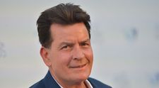 Charlie Sheen, recompensat de Alcoolicii Anonimi pentru cele 12 luni în care nu a pus gura pe băutură