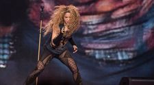 Shakira a fost aspru criticată de fani după ce a fost acuzată că vinde produse neo-naziste pentru a-și promova turneul