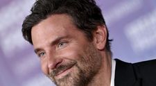 Bradley Cooper, de nerecunoscut pe străzile din New York. Ținuta lui retro a făcut senzație