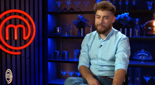 MasterChef, 3 decembrie 2024 - Chefii anunță că s-a intrat pe ultima sută de metri! Se fac echipele pentru competiție, iar regula care trebuie respectată îi dă peste cap pe concurenți: 