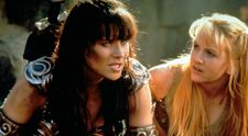 Greu de recunoscut la 48 de ani? Cum arata acum Lucy Lawless din Xena. Cele mai recente imagini cu actrita