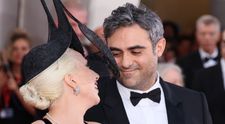 El este alesul! Lady Gaga, imagine cât o mie de cuvinte, alături de logodnicul Michael Polansky! Mângâieri, priviri languroase și o apariție memorabilă pe covorul roșu de la Veneția